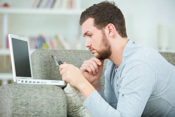 Homem feliz com laptop no sofá — Fotografia de Stock