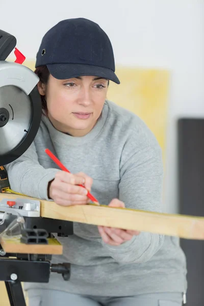 Mujer joven que trabaja como constructora de madera —  Fotos de Stock