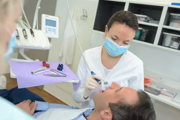 Dentysta femalewith klienta i Kobieta — Zdjęcie stockowe