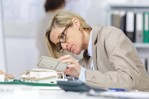 Agent kijken naar een nieuw te bouwen eigenschap model — Stockfoto