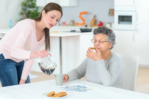 Senior Kvinna med hemtjänst — Stockfoto