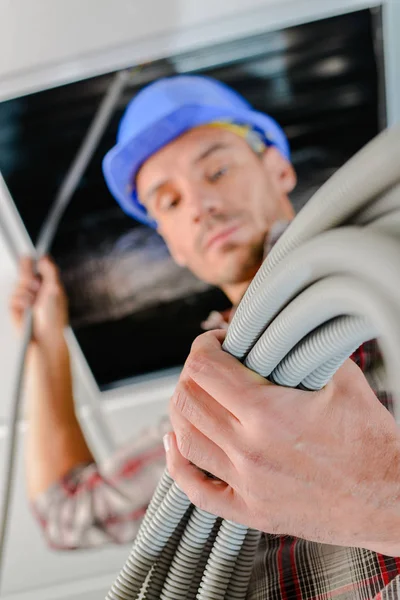 Elektriker repariert Deckenkabel — Stockfoto