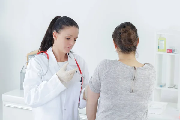 Arts injecteren van patiënten hand — Stockfoto