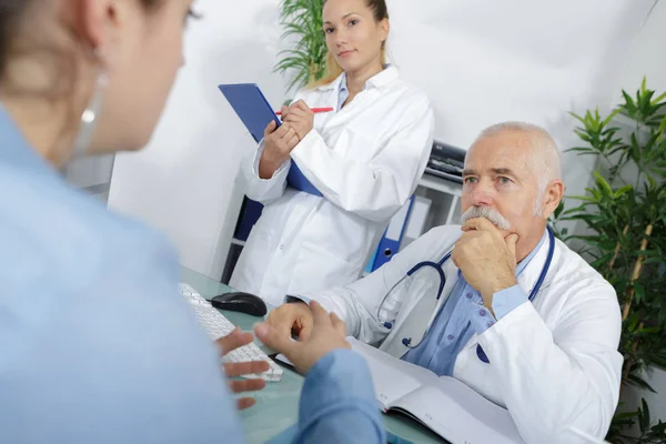 Doktor a pacient o něčem diskutují. — Stock fotografie