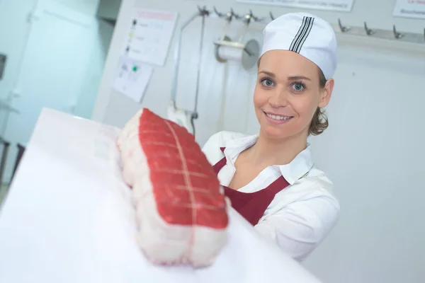 Retrato de una carnicera confiada que trabaja en la tienda —  Fotos de Stock