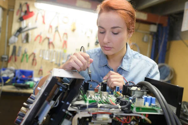 Fiatal nő technikus javítás elektronikai eszköz tónusú kép — Stock Fotó