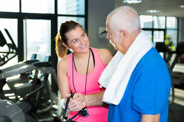 Kvinnliga physion undersökande senior mans hand — Stockfoto