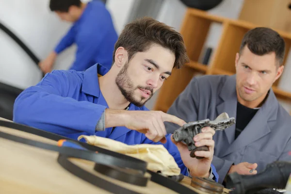 Aprendiz e engenheiro de engenharia mecânica — Fotografia de Stock