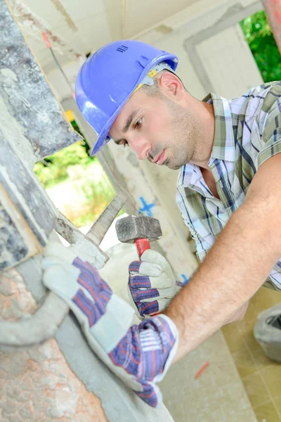 Man holding a hammer — Stock Photo, Image