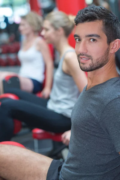 Atleta de ginástica exercitando pernas no centro de fitness — Fotografia de Stock