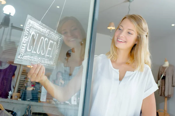 Kvinna som stänger sin butik — Stockfoto