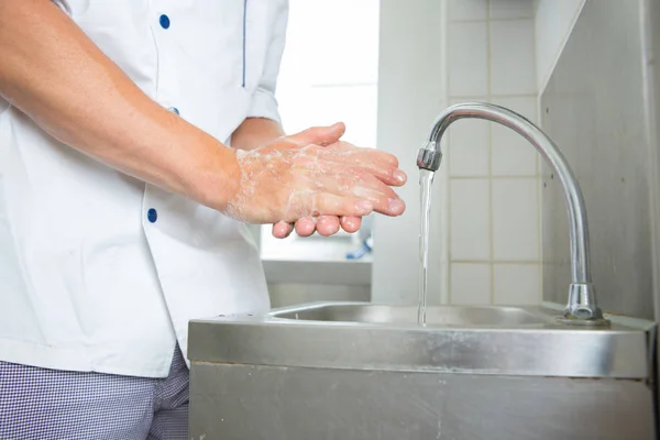 Adam işçi el yıkama — Stok fotoğraf