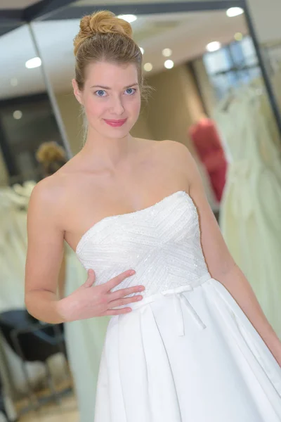 Beautiful bride in wedding dress — Stock Photo, Image