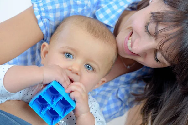 El niño pequeño royendo la adaptación especial — Foto de Stock