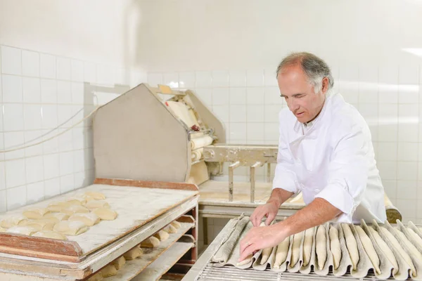 Panadero preparando masa y panadero —  Fotos de Stock