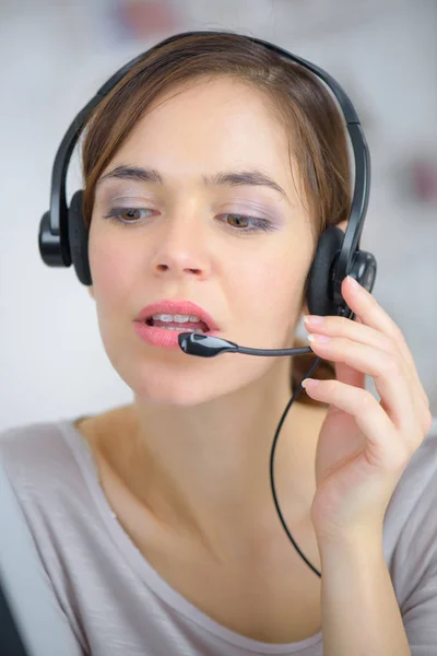 Portret van mooie bedrijf vrouwelijke met headset in moderne kantoren — Stockfoto