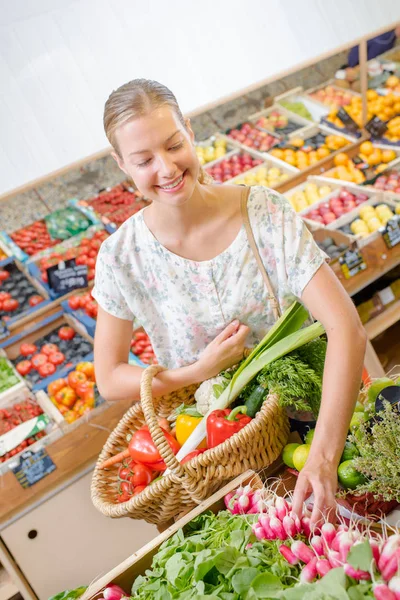 Woman buying some radishes — Stock Photo, Image