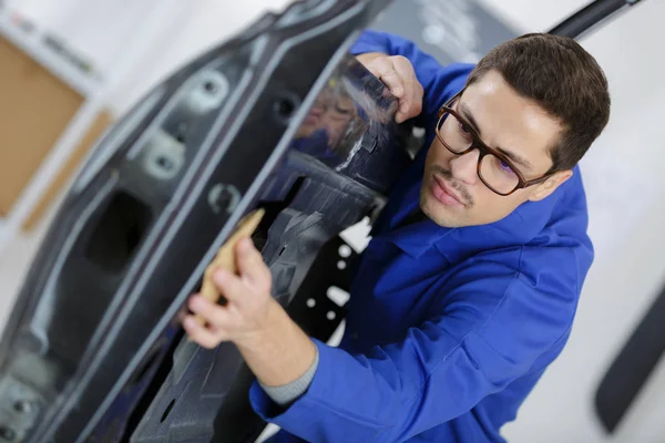 Retrato de bonito mecânico em uniforme de limpeza da porta do carro — Fotografia de Stock