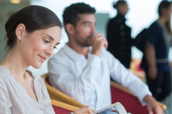 Menschen im Wartezimmer — Stockfoto