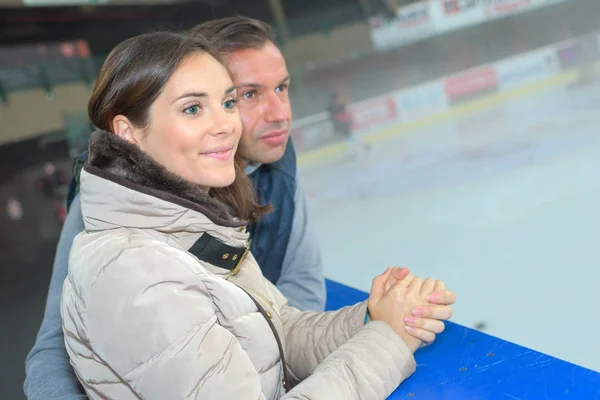 Casal wathcing jogo de hóquei no ringue — Fotografia de Stock