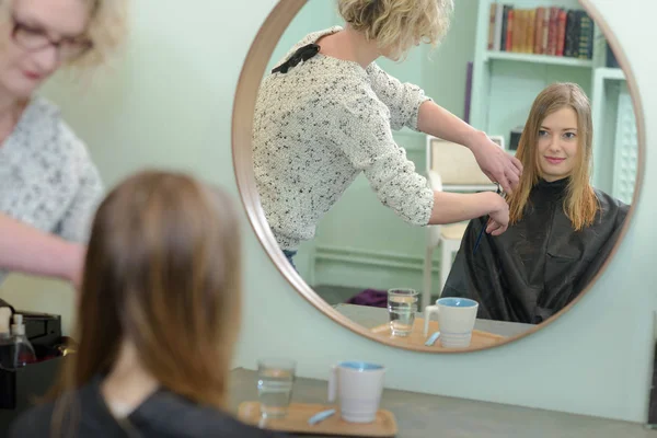 Parrucchiere taglio capelli donna salone di bellezza — Foto Stock