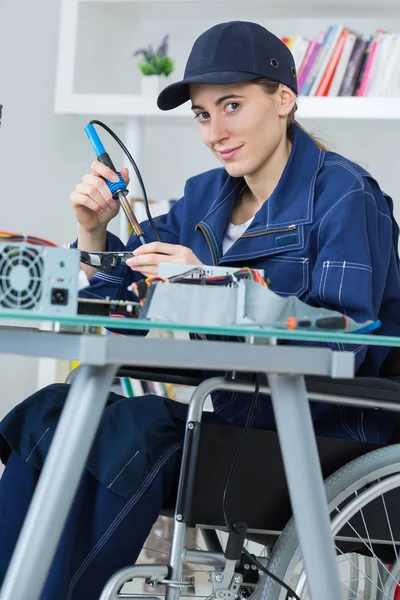 Handicap elektronische assembler en werk — Stockfoto