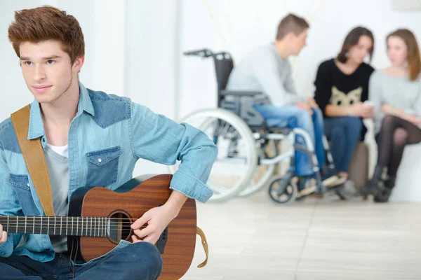 Behinderter engagierter Musiker spielt Gitarre — Stockfoto