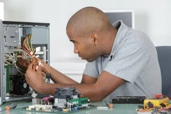 Hombre trabajando en internos de computadoras —  Fotos de Stock