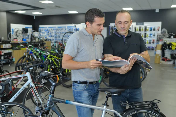 Ritratto di gmen positivo nel negozio di biciclette — Foto Stock