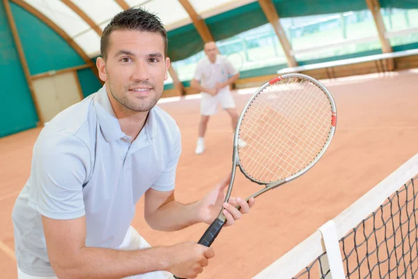 Jugador de tenis emocionado y dos — Foto de Stock