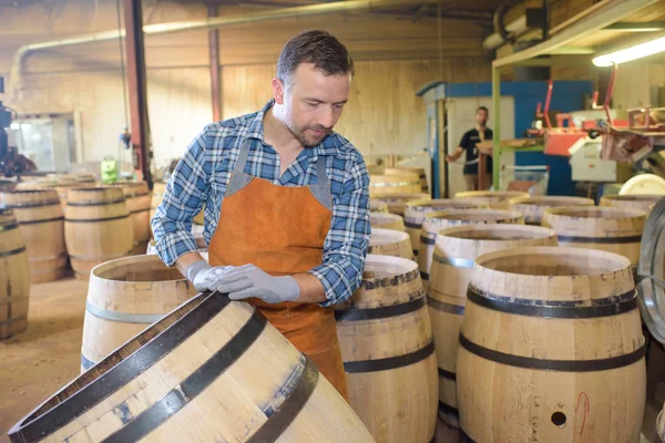 Wood barrels production cooper using hammer and tools in workshop — Stock Photo, Image