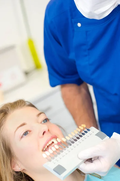 Mujer a punto de blanquearse los dientes — Foto de Stock