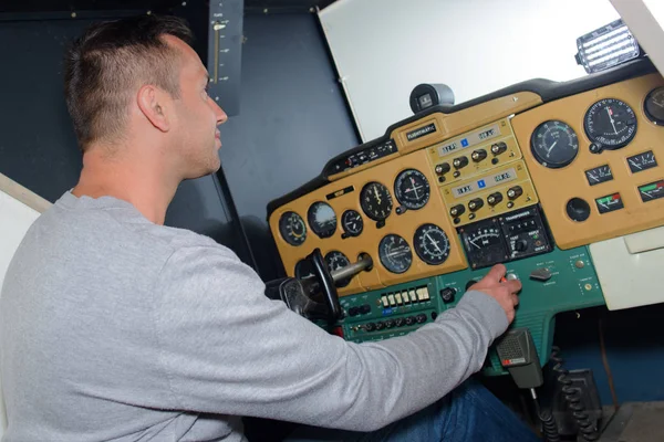 Entrenamiento del piloto en el simulador — Foto de Stock