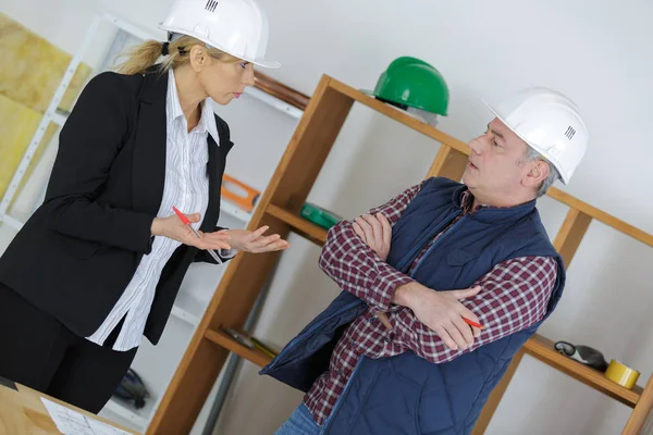 Voorman van de vrouwelijke werknemers in de bouw binnenshuis — Stockfoto