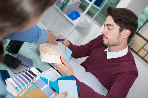 Jonge man met kleur stalen en zijn vriendin wijzen — Stockfoto