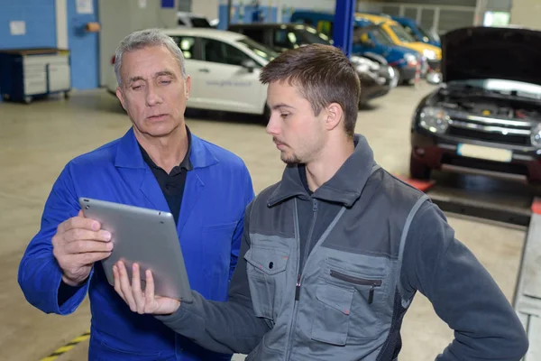 Schüler repariert Auto in Kfz-Berufsschule — Stockfoto