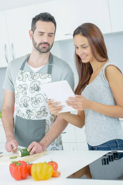 Pareja siguiendo una receta —  Fotos de Stock