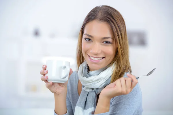 Gelukkige vrouw met koffie — Stockfoto