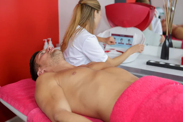 Männliche Klientin liegt auf dem Salonbett — Stockfoto