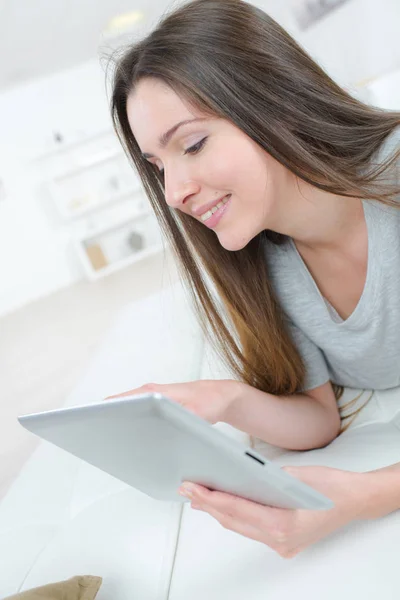 Bela senhora de negócios está usando um tablet digital e sorrindo — Fotografia de Stock