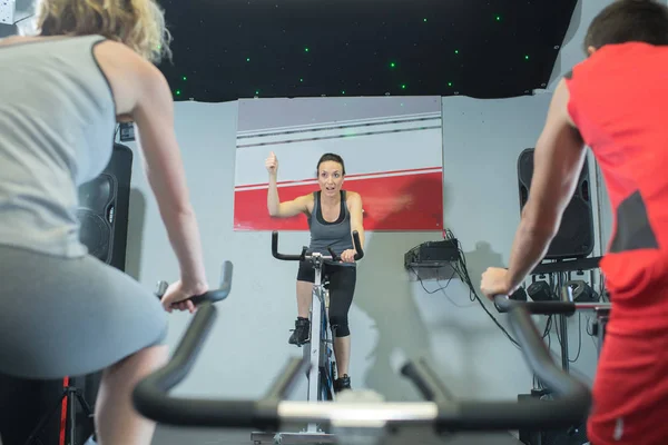 Fitte Menschen in einer Spin-Klasse in der Turnhalle — Stockfoto