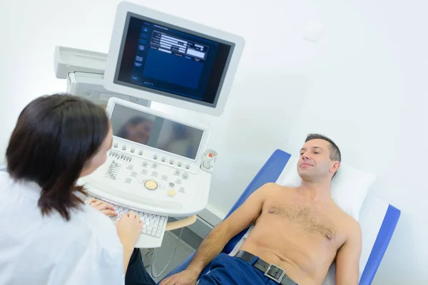 Sjuksköterska med patienten och ultraljud maskin — Stockfoto