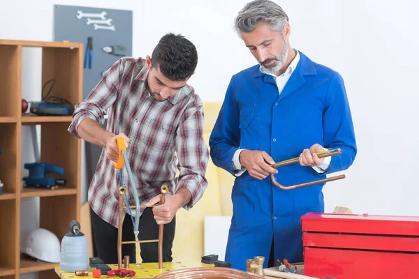 Stagiair loodgieter werkt aan centrale verwarming boiler — Stockfoto