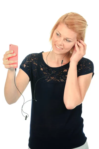 Mujer escuchando música en su móvil — Foto de Stock