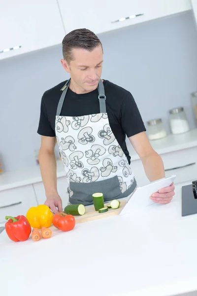 Küchenchef kocht in der Küche — Stockfoto