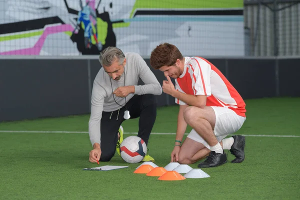 Fußballer und Trainer — Stockfoto