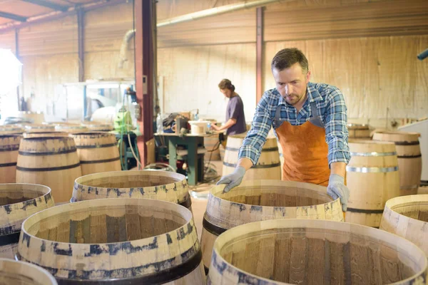 Tonneaux de bois tonnelier de production en utilisant le marteau et les outils en atelier — Photo