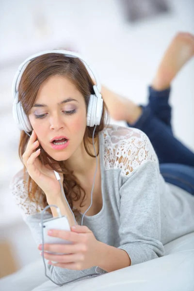 Girl singing and listening music — Stock Photo, Image