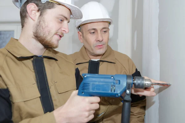 Trainee electrician learning the trade — Stock Photo, Image