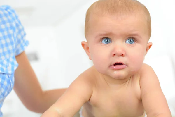 Retrato de um bebê rastejando na cama — Fotografia de Stock